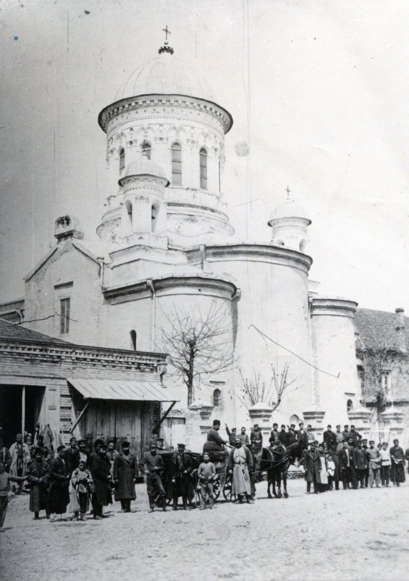 1900 წელს ფოტოგრაფ ი. ორლოვსკის მიერ გადაღებულ ეკლესია სასწვრის მოედანზე